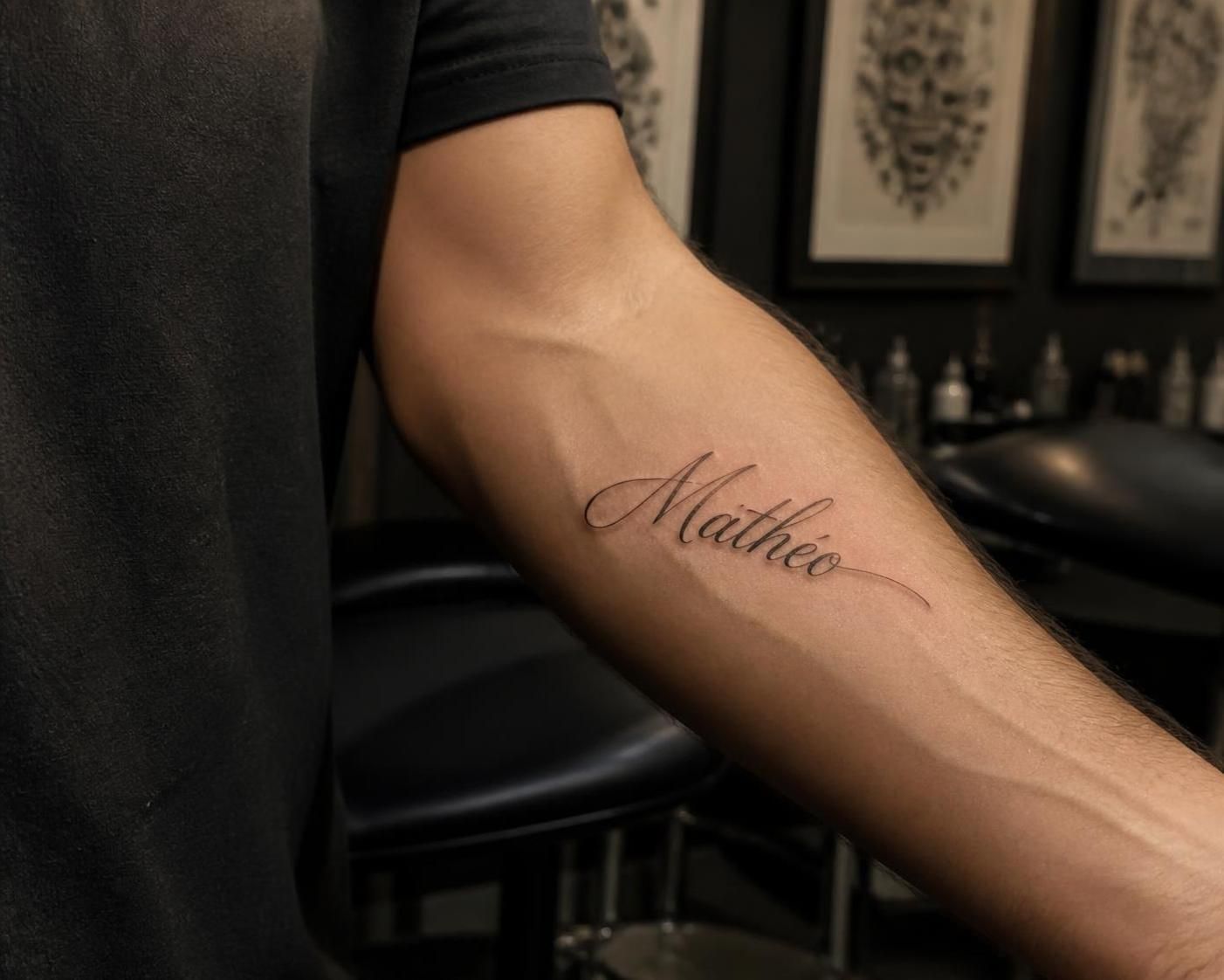 découvrez des idées originales de tatouages prénom pour homme, pour un symbole unique et personnalisé qui raconte votre histoire.